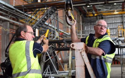 Loftsy and Errol about to attach the engine sling to the crane. Feb 2017. Loftsy and Errol about to attach the engine sling to the crane. Feb 2017.